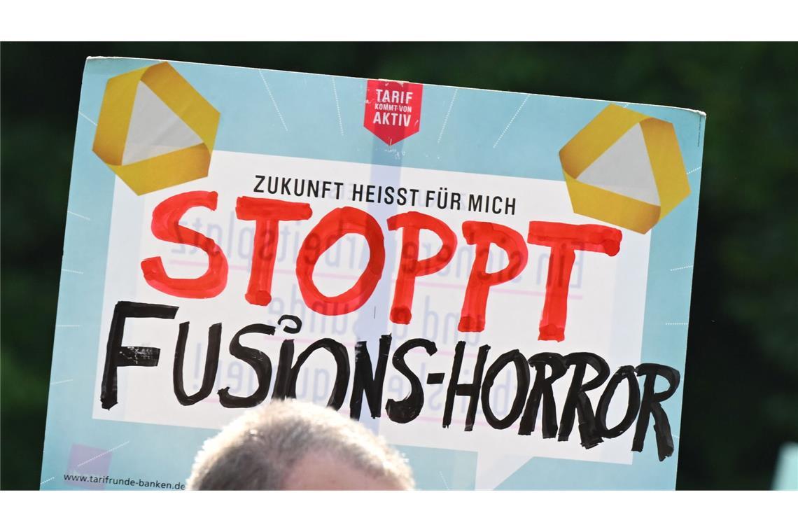 Unicredit greift nach Commerzbank - Bund nur noch Nummer 2 Die Commerzbank-Hauptversammlung nutzten Beschäftigte zum Protest gegen eine Übernahme. (Archivbild)
