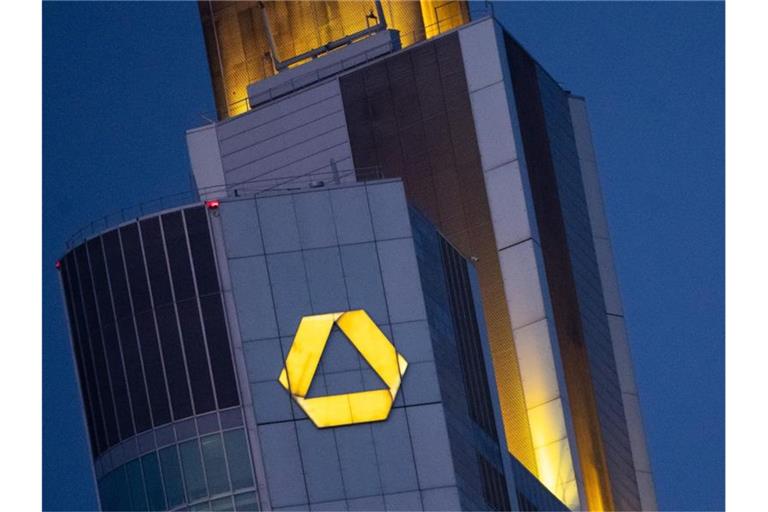 Die Commerzbank nimmt sich Großes für 2024 vor. Foto: Sebastian Christoph Gollnow/dpa