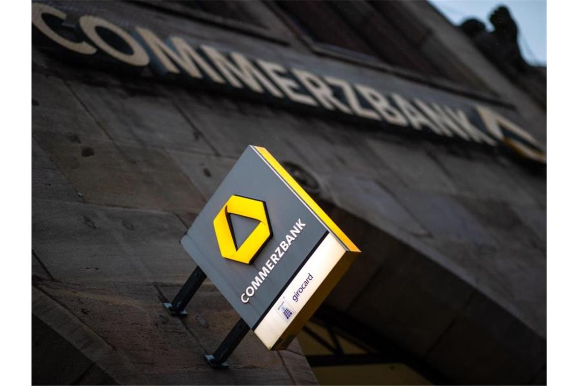 Die Commerzbank setzt nach einem Filialkahlschlag auf digitale Beratungszentren. Foto: Daniel Karmann/dpa