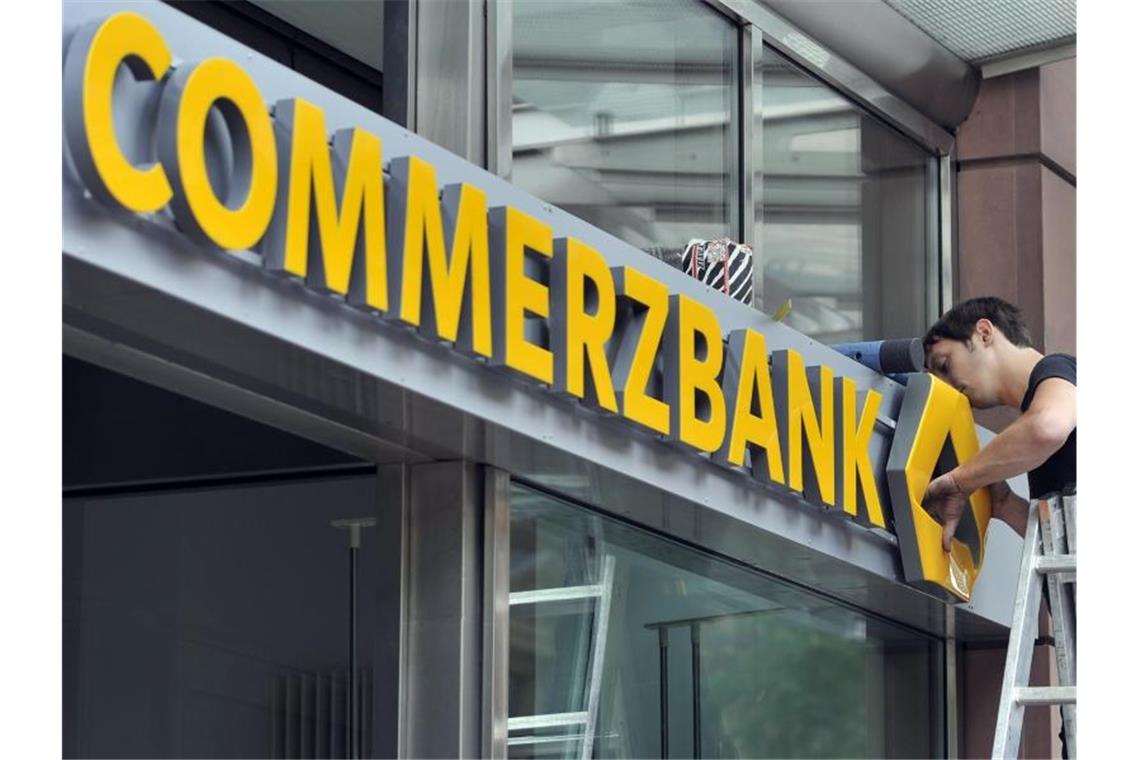 Die Commerzbank will sich mit harten Einschnitten gegen Zinstief und Ertragsschwäche stemmen. Foto: Marius Becker