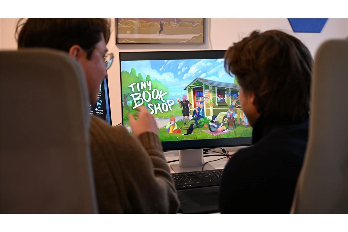 Die Computerspiele-Entwickler David Zapfe-Wildemann und Raven Rusch vom Kölner Independent-Studio Neoludic, das 2021 gegründet wurde und mit "Tiny Bookshop" einen großen Erfolg feierte. (Archivbild)