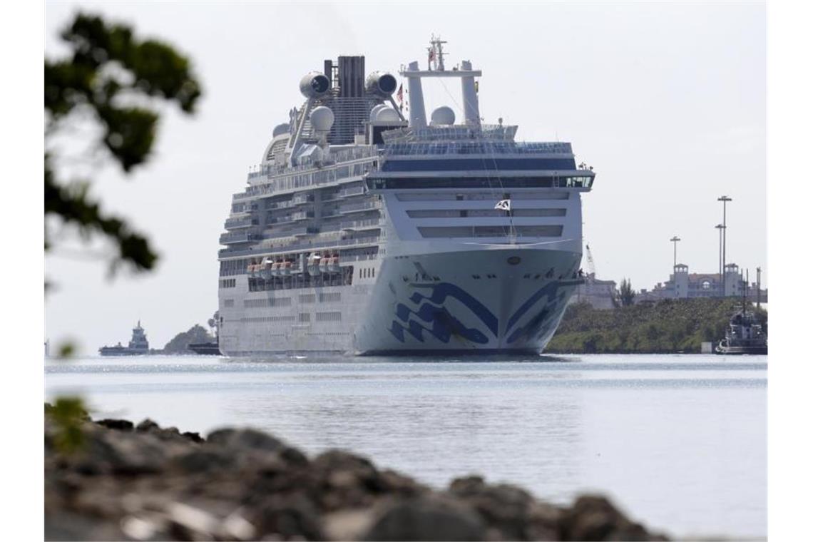 Kreuzfahrtschiff mit Patienten und Toten legt in Miami an Die „Coral Princess“ fährt im Hafen von Miami ein. Foto: Lynne Sladky/AP/dpa