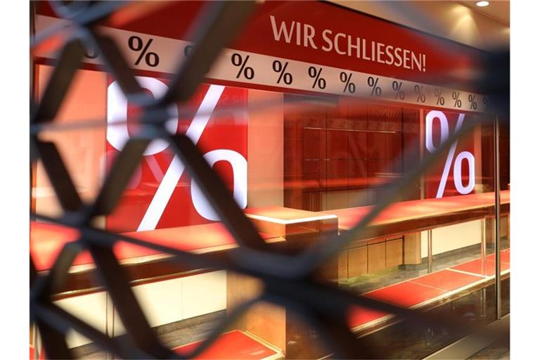 Die Corona-Krise hat die Wirtschaft getroffen - aber staatliche Unterstützung hat einer Studie zufolge die Einkommen stabilisieren können. Foto: Oliver Berg/dpa
