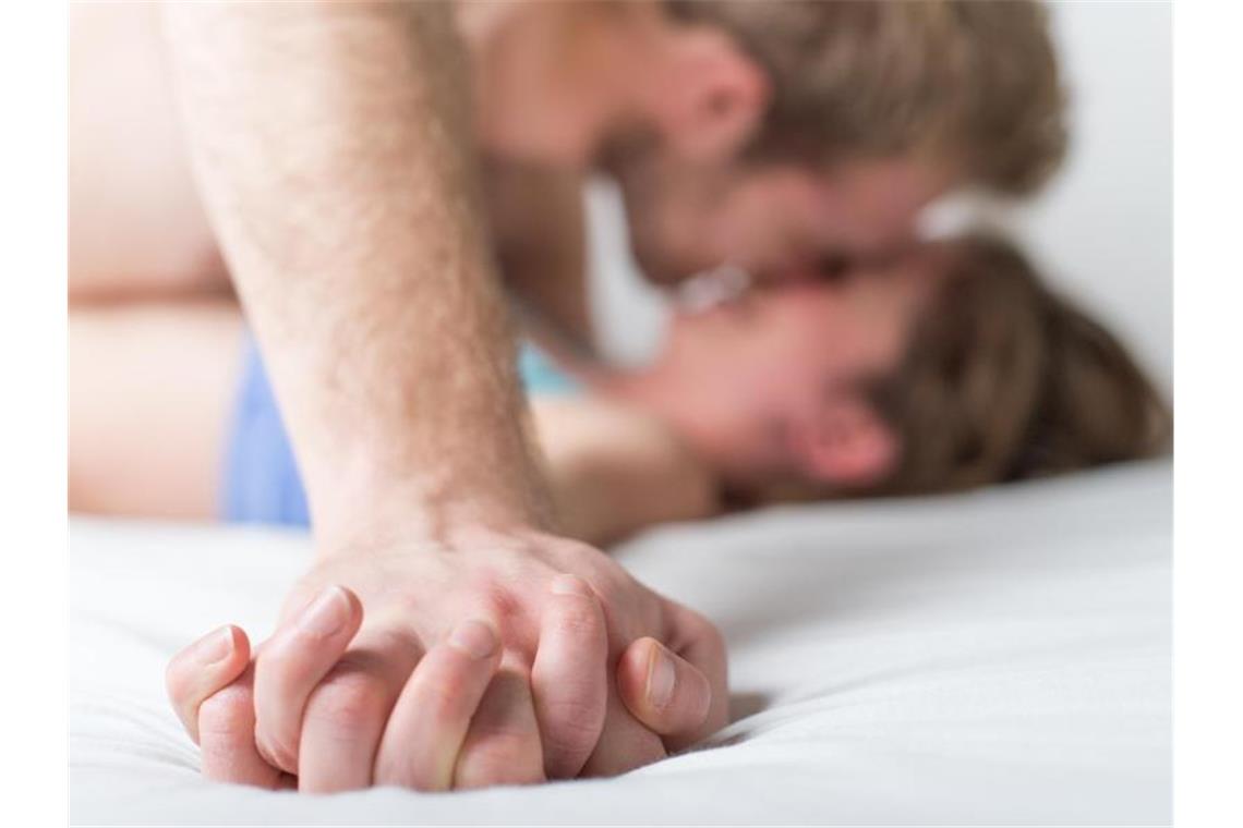 Experten: Paare haben besseren Sex dank Corona Die Corona-Krise ist nach Ansicht von Beziehungsexperten keine schlechte Zeit für Sex in der Partnerschaft - ganz im Gegenteil. Foto: Christophe Gateau/dpa