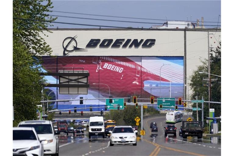 Die Corona-Krise und Probleme beim „Dreamliner“ haben dem US-Flugzeugbauer Boeing einen weiteren Milliardenverlust eingebrockt. Foto: Elaine Thompson/AP/dpa
