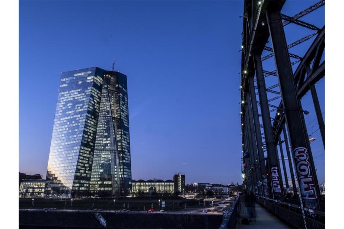 EZB: Banken erst 2022 auf Vor-Krisen-Niveau Die Corona-Krise zwingt Europas Banken zu einem beschleunigten Umbau. Foto: Boris Roessler/dpa