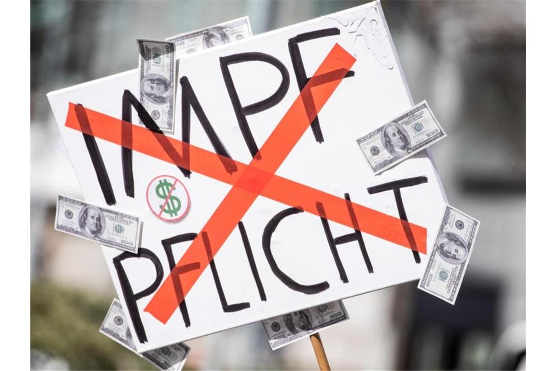 Zoff nach ausgeuferter „Querdenken“-Demo Die Corona-Massenproteste seien „dazu geeignet, die dritte Corona-Welle zu befördern“, warnt Baden-Württembergs Gesundheitsminister Manne Lucha (Grüne). Foto: Christoph Schmidt/dpa