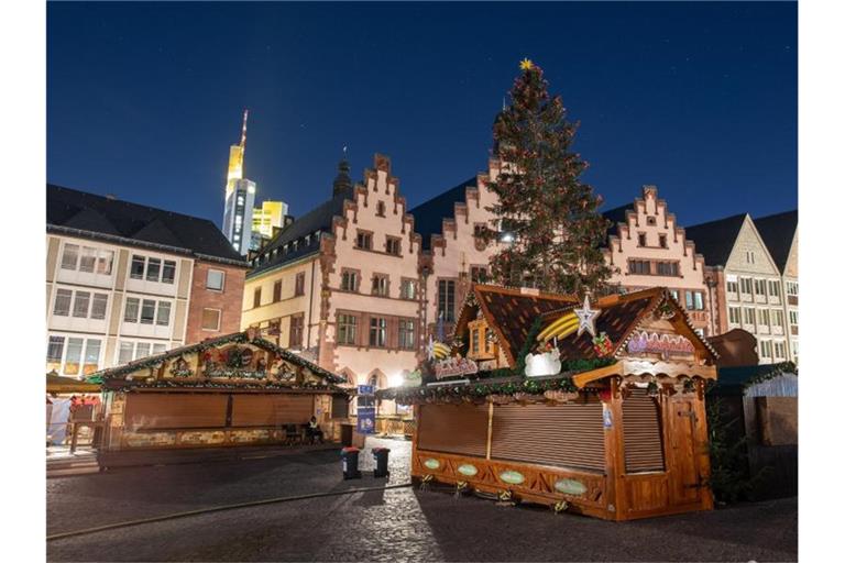 Die Corona-Maßnahmen haben sich dem Schaustellerbund zufolge auf die Weihnachtsmarkt-Umsätze ausgewirkt. Foto: Julia Cebella/dpa/Symbolbild
