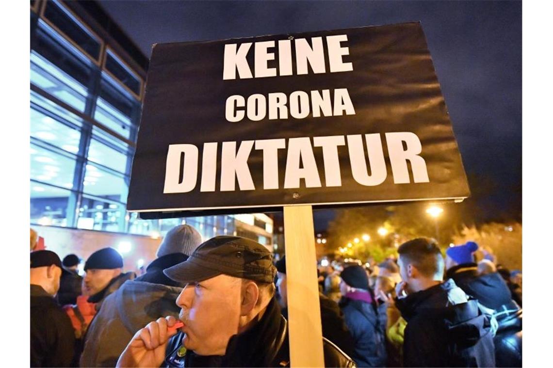Die Corona-Pandemie dient Rechtspopulisten als Katalysator und hat ihnen in ganz Europa Rückenwind verschafft. Foto: Martin Schutt/dpa-Zentralbild/dpa