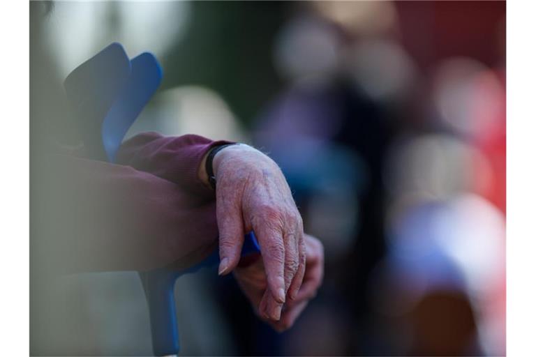 Die Corona-Pandemie hat einer Umfrage zufolge dazu geführt, dass sich mehr ältere Menschen einsam fühlen. Foto: Klaus-Dietmar Gabbert/dpa-Zentralbild/dpa