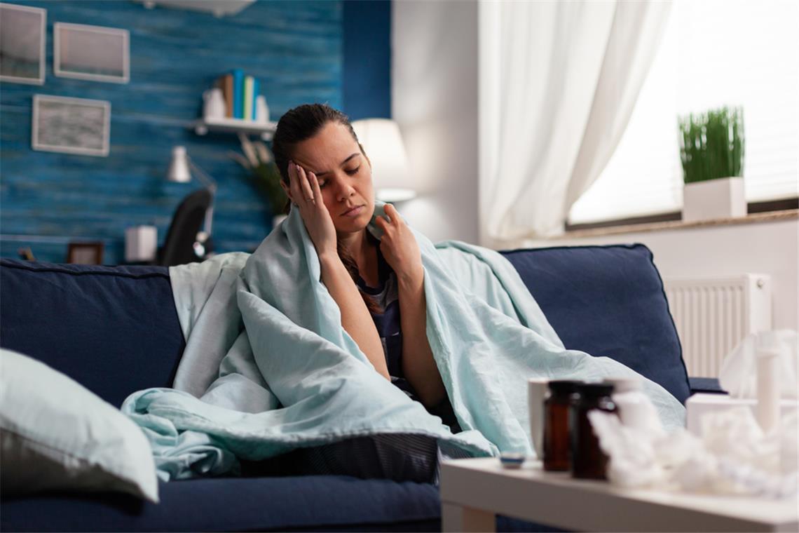 Die Corona-Variante Stratus dominiert im Oktober 2025. Welche Symptome jetzt häufig auftreten & wie stark die Infektion verläuft.