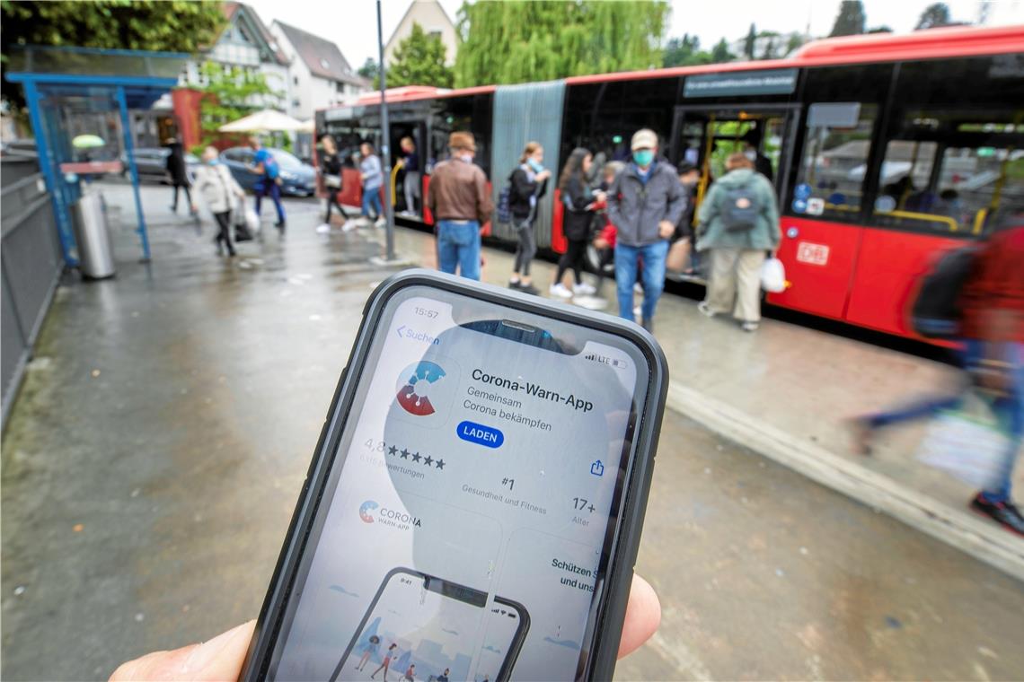 Die Corona-Warn-App der Bundesregierung ist seit Dienstag verfügbar. Fotos: A. Becher