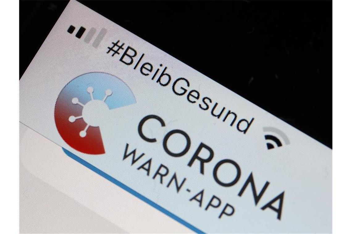 Die Corona-Warn-App soll die Kontaktverfolgung von Infizierten ermöglichen und dadurch die Infektionsketten verkürzen. Foto: Oliver Berg/dpa