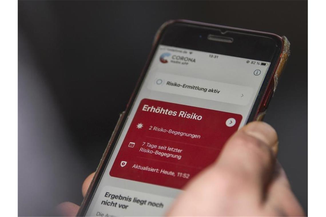 Die Corona-Warn-App zeigt auf einem Smartphone ein erhöhtes Risiko an. Foto: Kira Hofmann/dpa-Zentralbild/dpa/Symbolbild