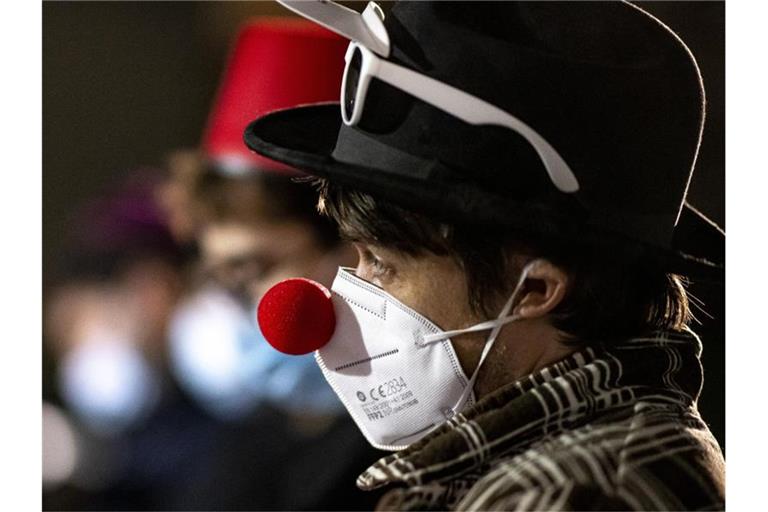Die Corona-Zahlen sind zum jüdischen Fest Purim recht hoch: Das Gemeindemitglied mit geschmückter Maske schaut traurig aus. Foto: Fabian Sommer/dpa