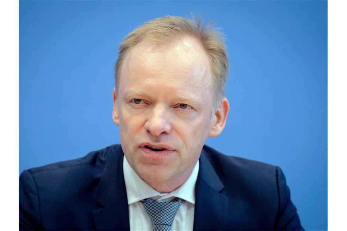 Ifo-Index stürzt auf Rekordtief Die Coronakrise trifft die deutshe Wirtschaft „mit voller Wucht“, sagt Clemens Fuest, Präsident des ifo Instituts. Foto: Kay Nietfeld/dpa