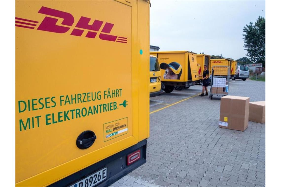 Die Coronavirus-Krise bekommt die Post bei DHL Express und im DHL-Frachtgeschäft vor allem bei Transporten von und nach China zu spüren. Foto: Jens Büttner/dpa-Zentralbild/dpa
