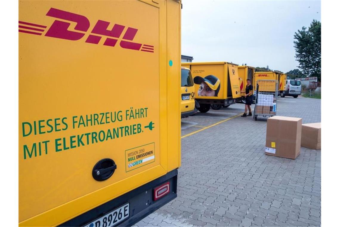Deutsche Post nach Gewinnplus mit höherer Dividende Die Coronavirus-Krise bekommt die Post bei DHL Express und im DHL-Frachtgeschäft vor allem bei Transporten von und nach China zu spüren. Foto: Jens Büttner/dpa-Zentralbild/dpa
