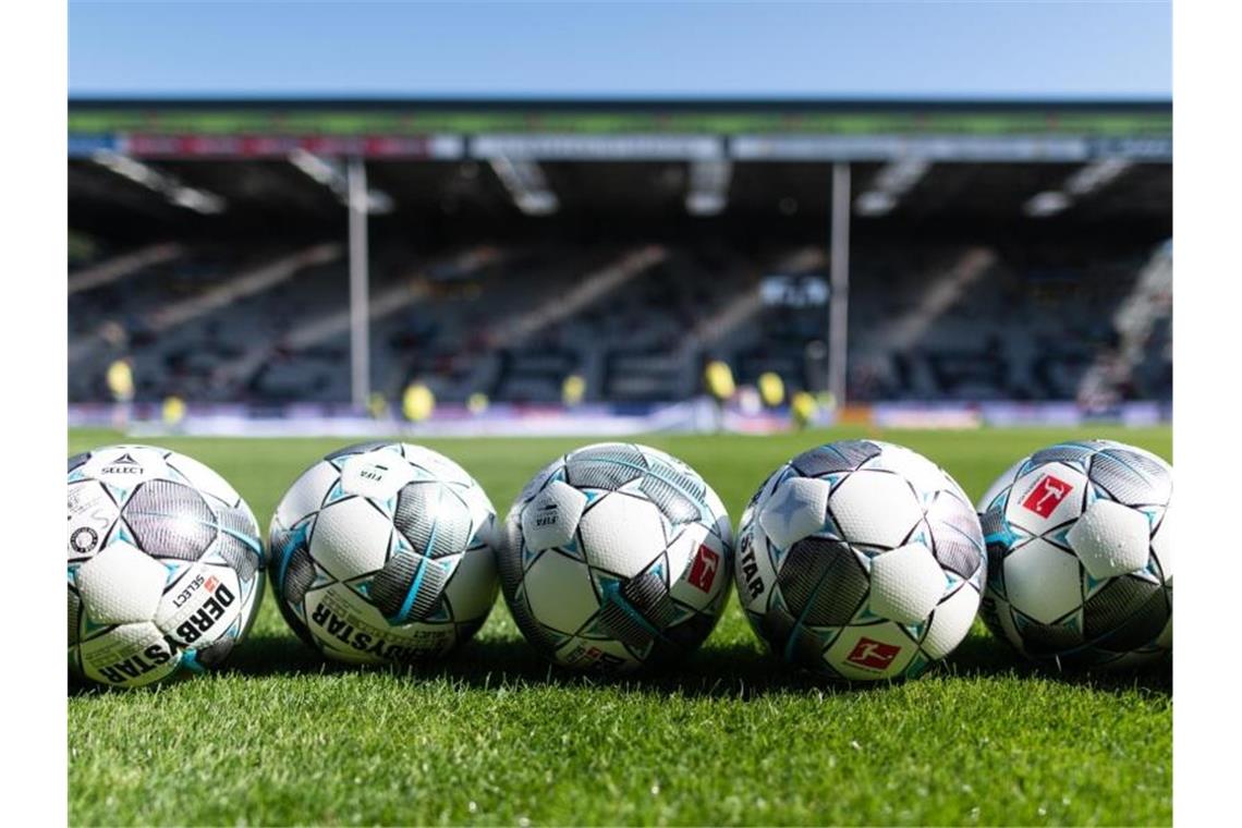 Kompliziertes Termin-Puzzle im Fußball - Radikale Lösungen? Die Coronavirus-Pandemie bedroht auch das globale Fußball-Business. Foto: Patrick Seeger/dpa
