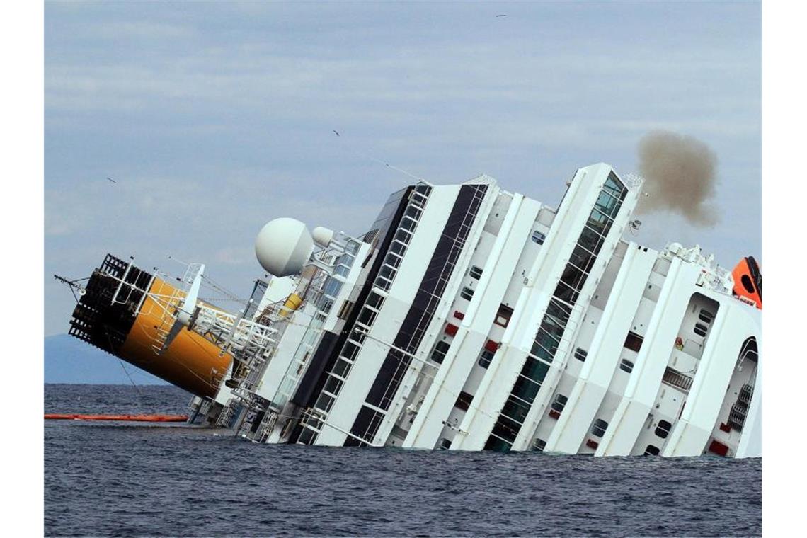 „Costa Concordia“-Katastrophe: Gedenken zehn Jahre danach Die Costa Concordia war am Abend von Civitavecchia nahe Rom aus in See gestochen. Vor der Insel Giglio kam es dann zu dem folgenschweren Unglück. Foto: Enzo Russo/ANSA/epa/dpa