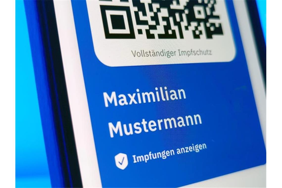 Die CovPass-App soll eine Ergänzung zum gelben Impfheft sein. Foto: Christoph Dernbach/dpa