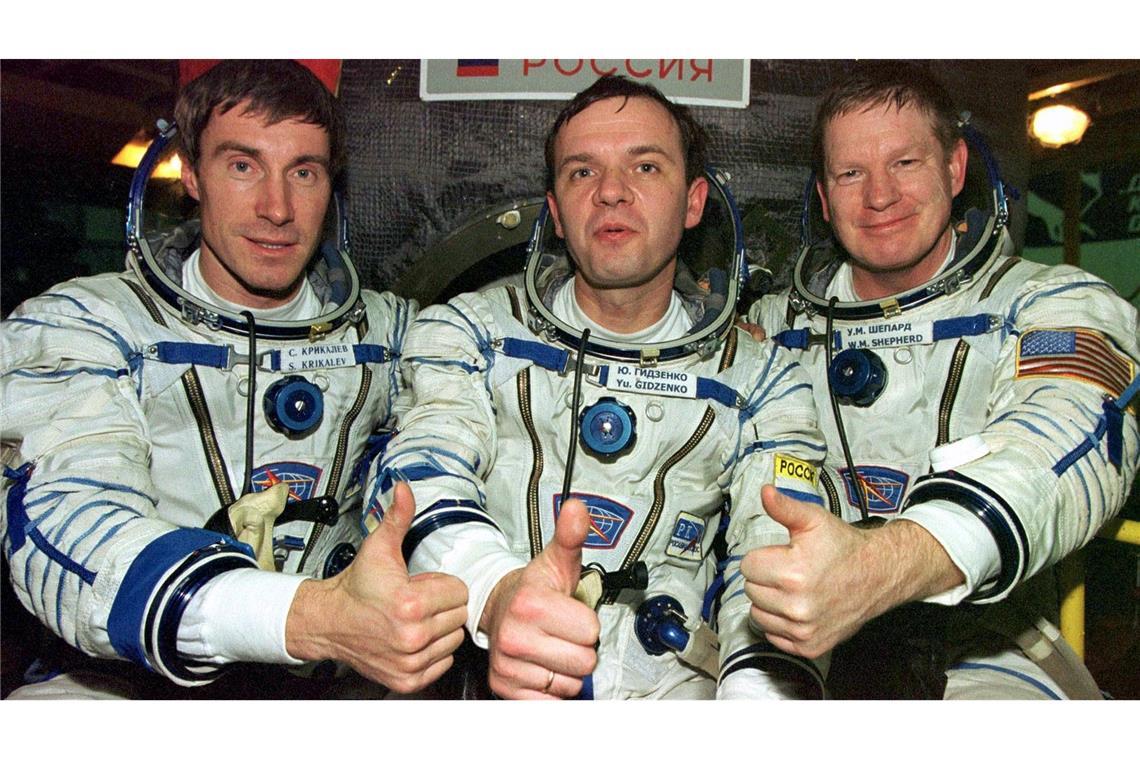 "Unwahrscheinlichste Maschine": 25 Jahre Crew auf der ISS Die Crew, die als erste die Internationale Raumstation ISS bewohnte: US-Astronaut Bill Shepherd (l-r) und die russischen Kosmonauten Juri Gidsenko und Sergej Krikaljow, heben die Daumen vor ihrer Sojus-Rakete. (Archivbild)