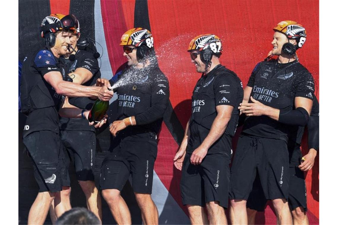 „Team der fünf Millionen“: Neuseeland holt den America’s Cup Die Crew feiert den Sieg mit Champagner. Foto: Chris Cameron/Photosport/AP/dpa