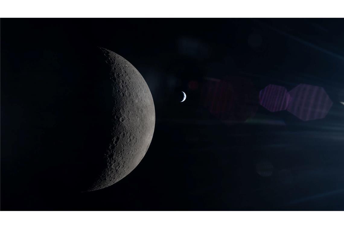 Die Crew hat den Mond intensiv beobachtet. Dahinter ist die Erde zun sehen.