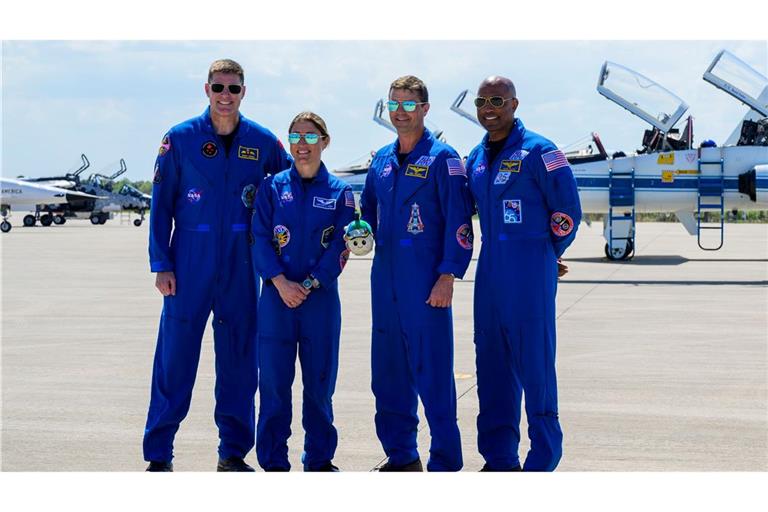 Die Crew ist am Weltraumbahnhof angekommen.