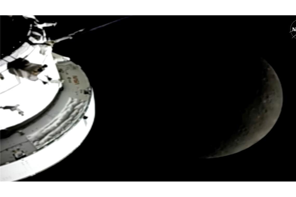 Die Crew ist um den Mond herumgeflogen.