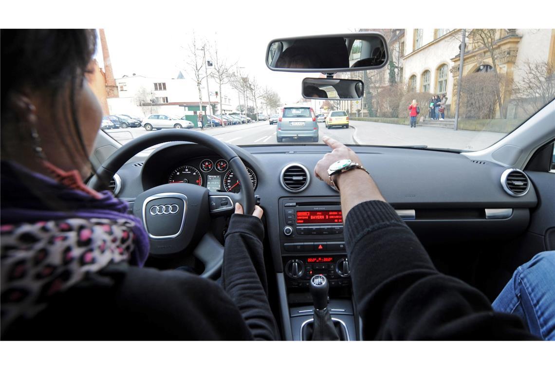 Die CSU würde den Führerschein ab 17 gerne ausweiten. Auch 16-Jährige sollen dann schon in Begleitung ein Auto fahren dürfen. (Symbolbild)