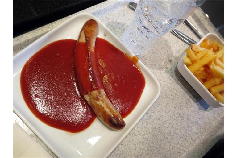 Die Currywurst hat in der Corona-Krise ihre Spitzenposition als beliebtstes Essen in den deutschen Betriebskantinen verloren. Foto: picture alliance / Martin Gerten/dpa
