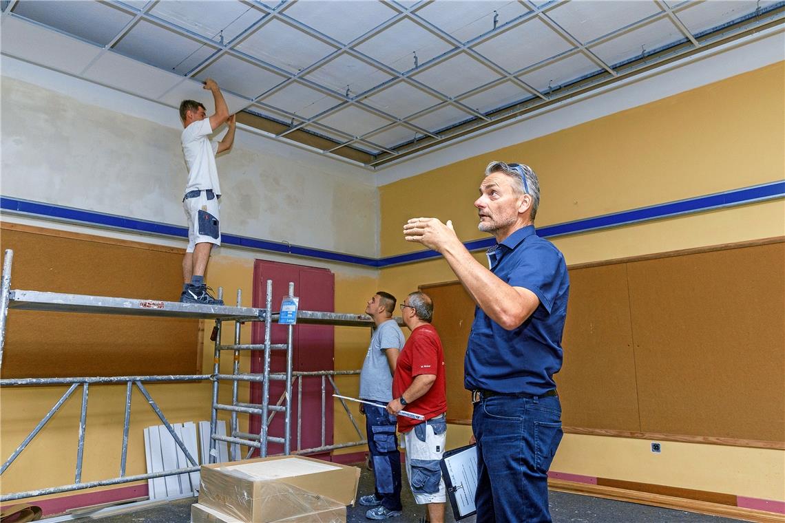 In den Backnanger Schulen geben Handwerker den Ton an Die Dämpfung wird in der Mörike Gemeinschaftsschule von unten nach oben verlegt. Die Aufgabe des Schallschluckens, die seither der Filzboden übernommen hat, wird die Akustikdecke übernehmen. Hochbauamtsleiter Andreas Stier erläutert die Maßnahmen. Fotos: Jörg Fiedler