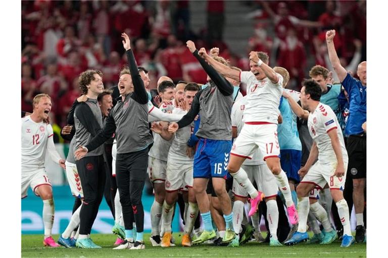 Die Dänen feierten den Achtelfinaleinzug überschwänglich. Foto: Martin Meissner/Pool AP/dpa
