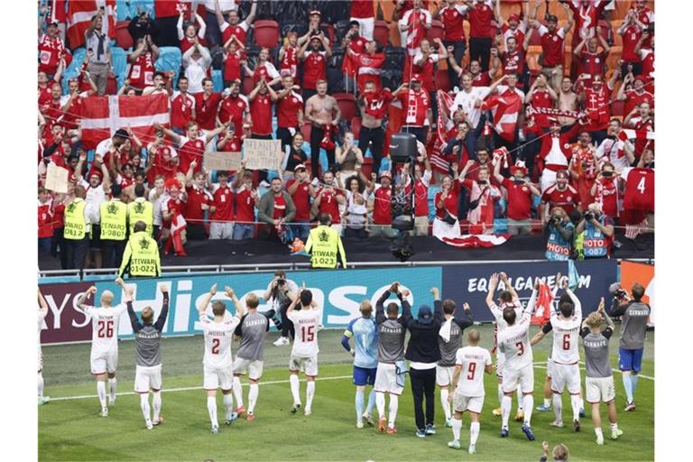 Die dänische Mannschaft feierte den Viertelfinaleinzug mit den Fans. Foto: Koen Van Weel/EPA Pool via AP/dpa