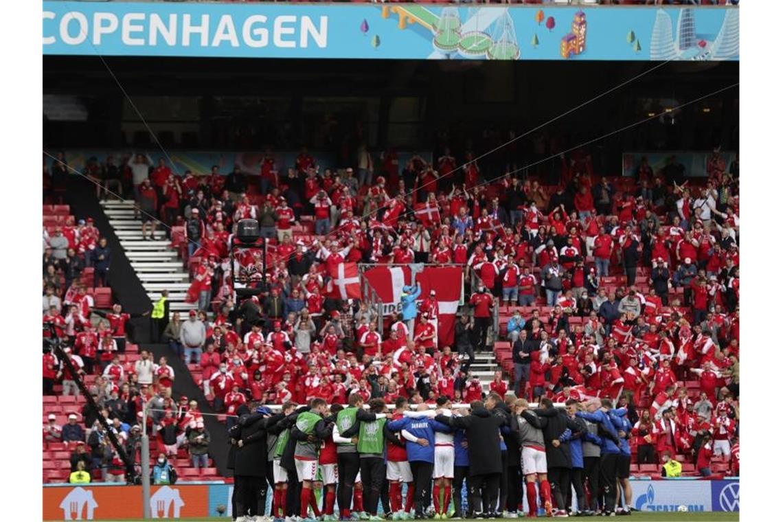 EM-Drama in Kopenhagen: Dänen-Star Eriksen kollabiert Die dänische Mannschaft schwört sich vor dem Wiederanpfiff ein. Foto: Friedemann Vogel/POOL EPA/AP/dpa