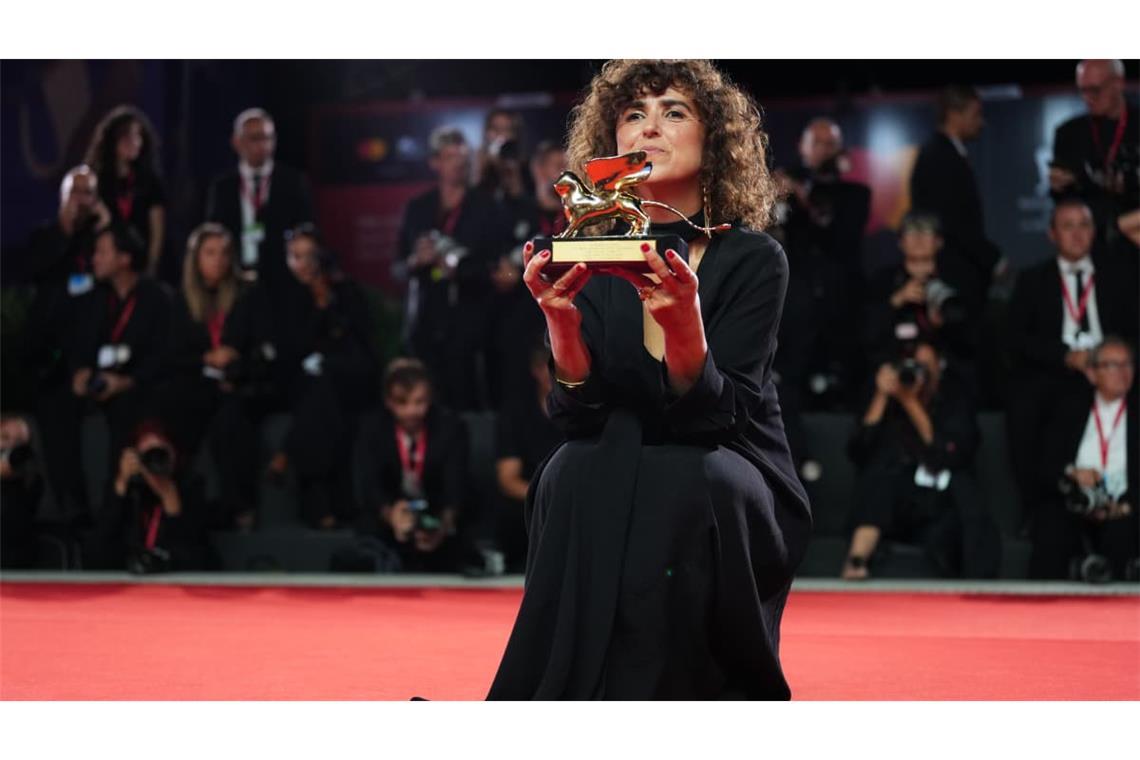 Die dänische Regisseurin May el-Toukhy, Gewinnerin des Goldenen Löwen für den besten Film für "Woman Unknown", posiert mit ihrem Preis für die Fotografen