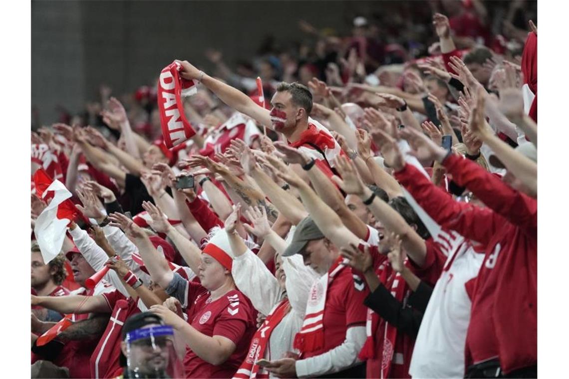 Die dänischen Fans feiern nach dem Spiel. Foto: Martin Meissner/Pool AP/dpa/Archivbild