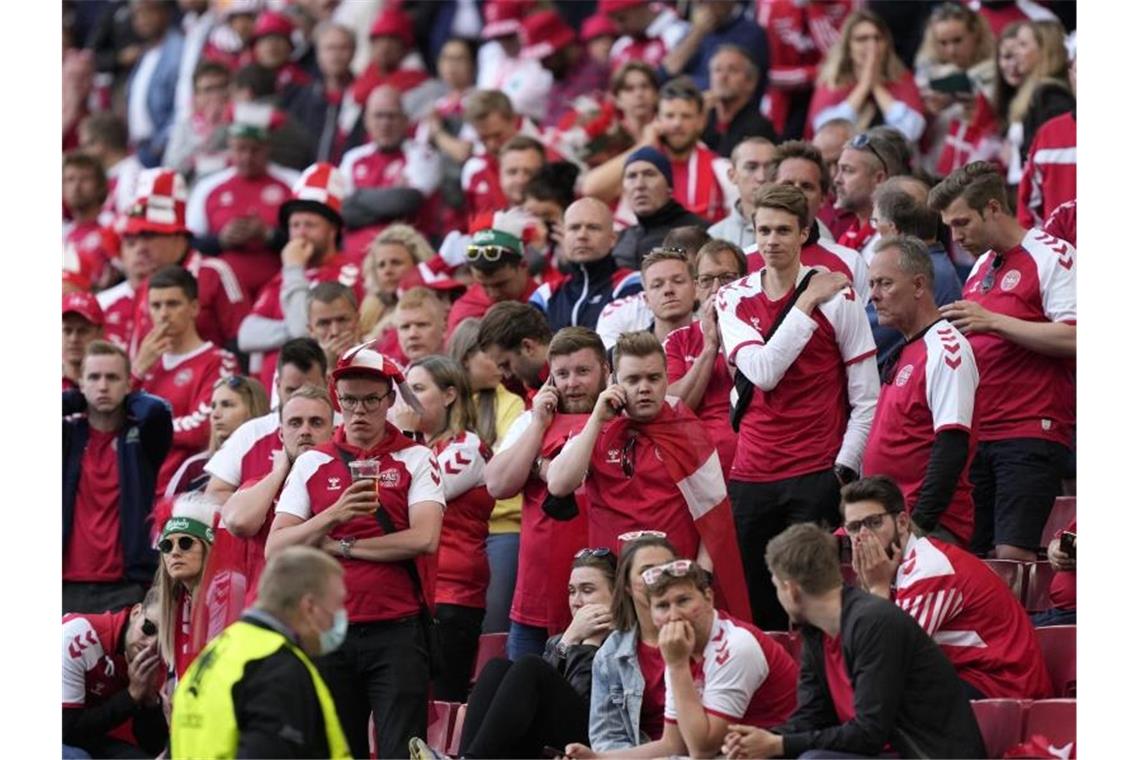 Die dänischen Fans waren wie alle im Stadion und an den Bildschirmen fassungslos. Foto: Martin Meissner/AP Pool/dpa