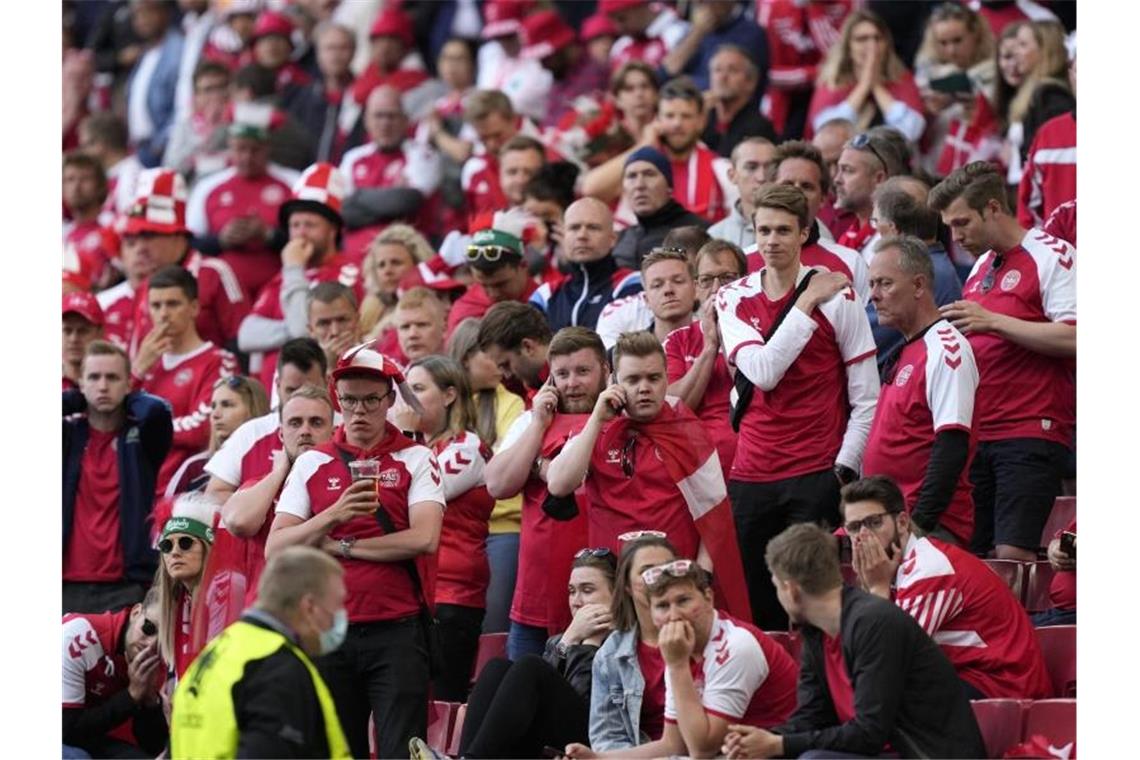 EM-Drama in Kopenhagen: Dänen-Star Eriksen kollabiert Die dänischen Fans waren wie alle im Stadion und an den Bildschirmen fassungslos. Foto: Martin Meissner/AP Pool/dpa