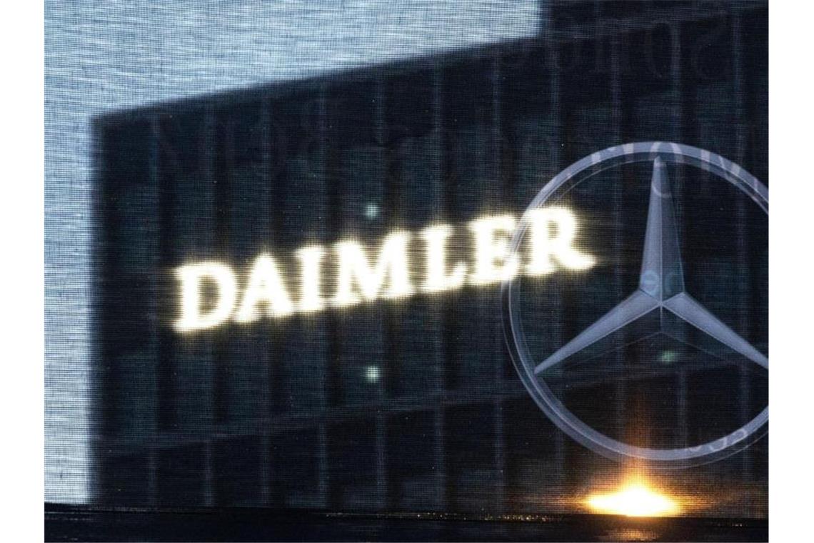 Die Daimler AG meldet wieder steigende Absatzzahlen. Foto: Marijan Murat/dpa