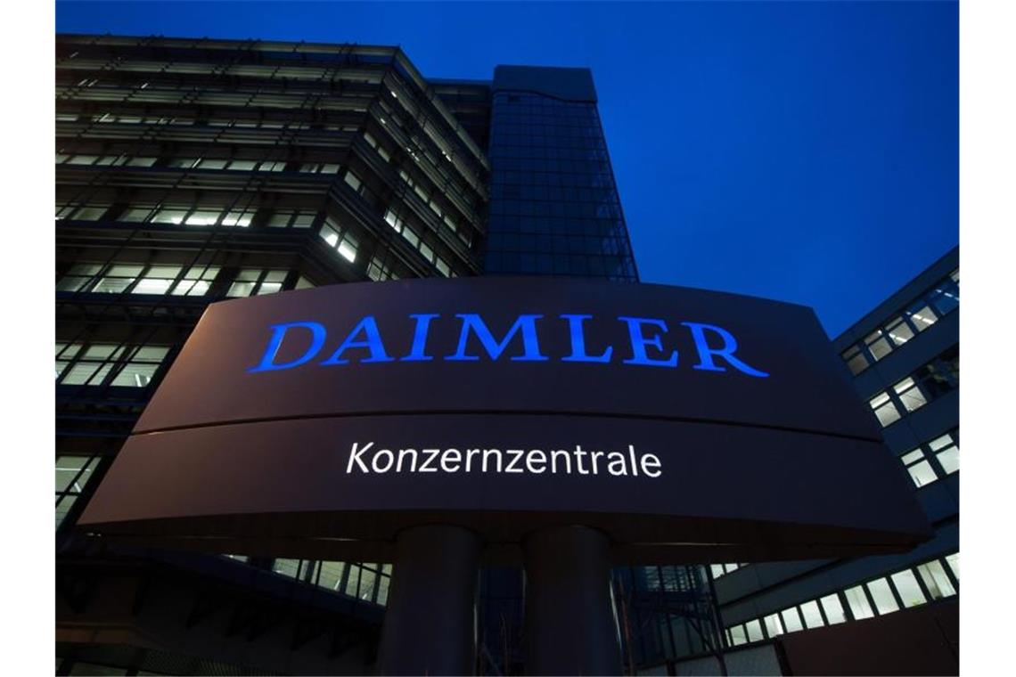 Die Daimler-Konzernzentrale, aufgenommen in der Morgendämmerung. Foto: Marijan Murat/Archivbild
