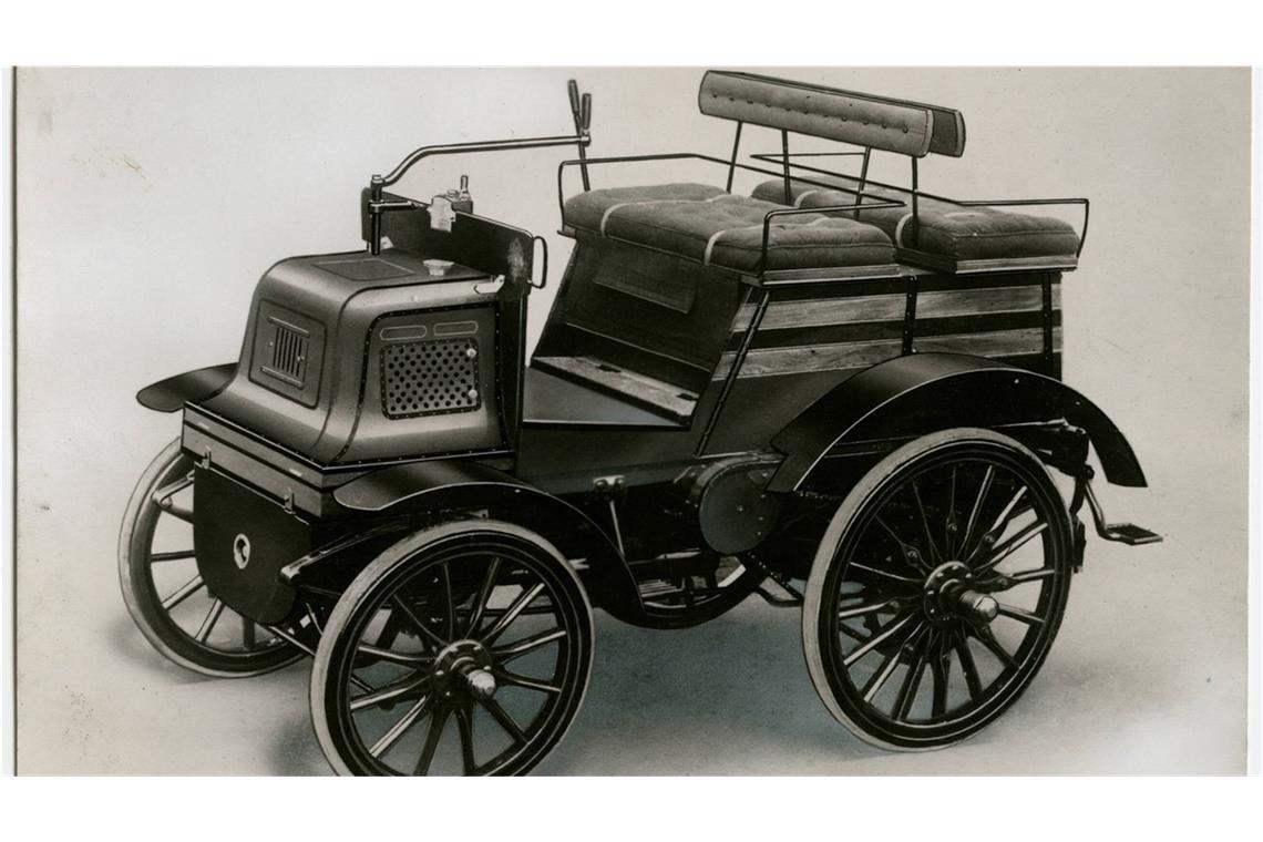 Als die Queen noch Daimler fuhr Die Daimler Wagonette wurde bereits ein Jahr nach Gründung der Daimler Motor Company im Jahr 1897 produziert.