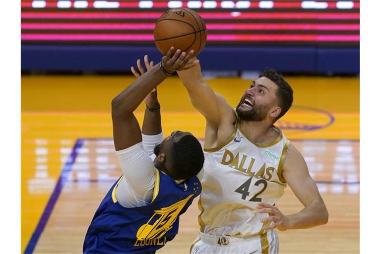 Die Dallas Mavericks um Nationalspieler Maxi Kleber (r) setzten sich bei den Golden State Warriors durch. Foto: Jeff Chiu/AP/dpa