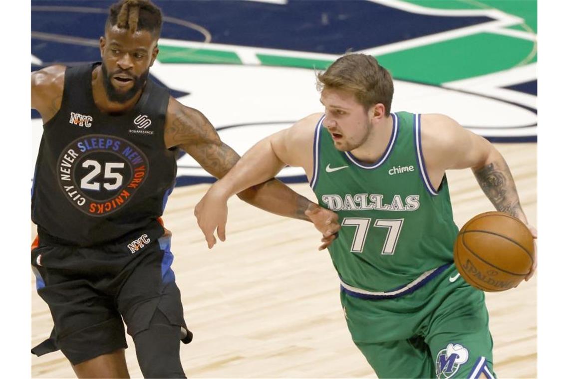 NBA: Rückschlag für Klebers Mavericks - Wagner entlassen Die Dallas Mavericks um Superstar Luka Doncic (r) verloren gegen die Knicks. Foto: Ron Jenkins/AP/dpa