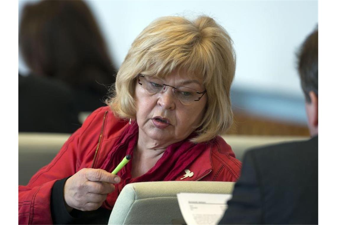 Die damalige Abgeordnete im Landtag von Mecklenburg-Vorpommern, Barbara Borchardt (Die Linke), ist am 21.03.2013 im Landtag in Schwerin zu sehen. Foto: Jens Büttner/dpa-Zentralbild/dpa