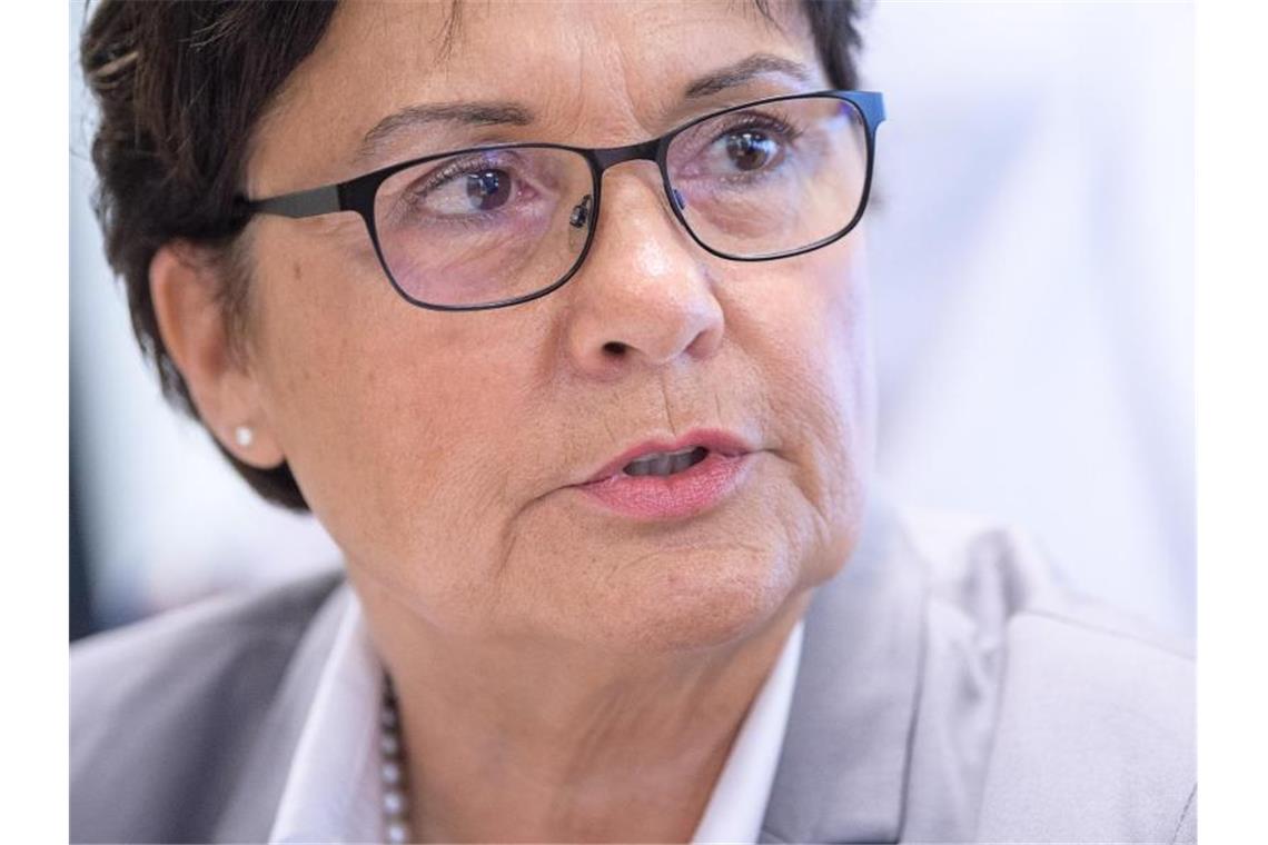 Zulagenaffäre erneut Thema vor Gericht Die damalige Hochschulrektorin Claudia Stöckle spricht vor dem Verwaltungsgericht. Foto: Sebastian Gollnow/dpa/Archivbild