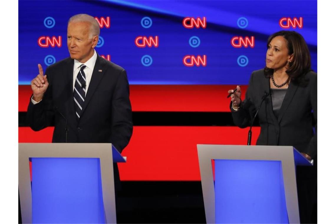 Die damaligen demokratischen Bewerber um die Präsidentschaftskandidatur, Joe Biden und Kamala Harris, sprechen im Juli 2019 während der zweiten TV-Debatte der Demokraten. Foto: Paul Sancya/AP/dpa