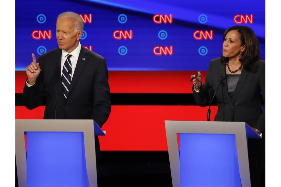 Biden will Trump zusammen mit Senatorin Harris schlagen Die damaligen demokratischen Bewerber um die Präsidentschaftskandidatur, Joe Biden und Kamala Harris, sprechen im Juli 2019 während der zweiten TV-Debatte der Demokraten. Foto: Paul Sancya/AP/dpa