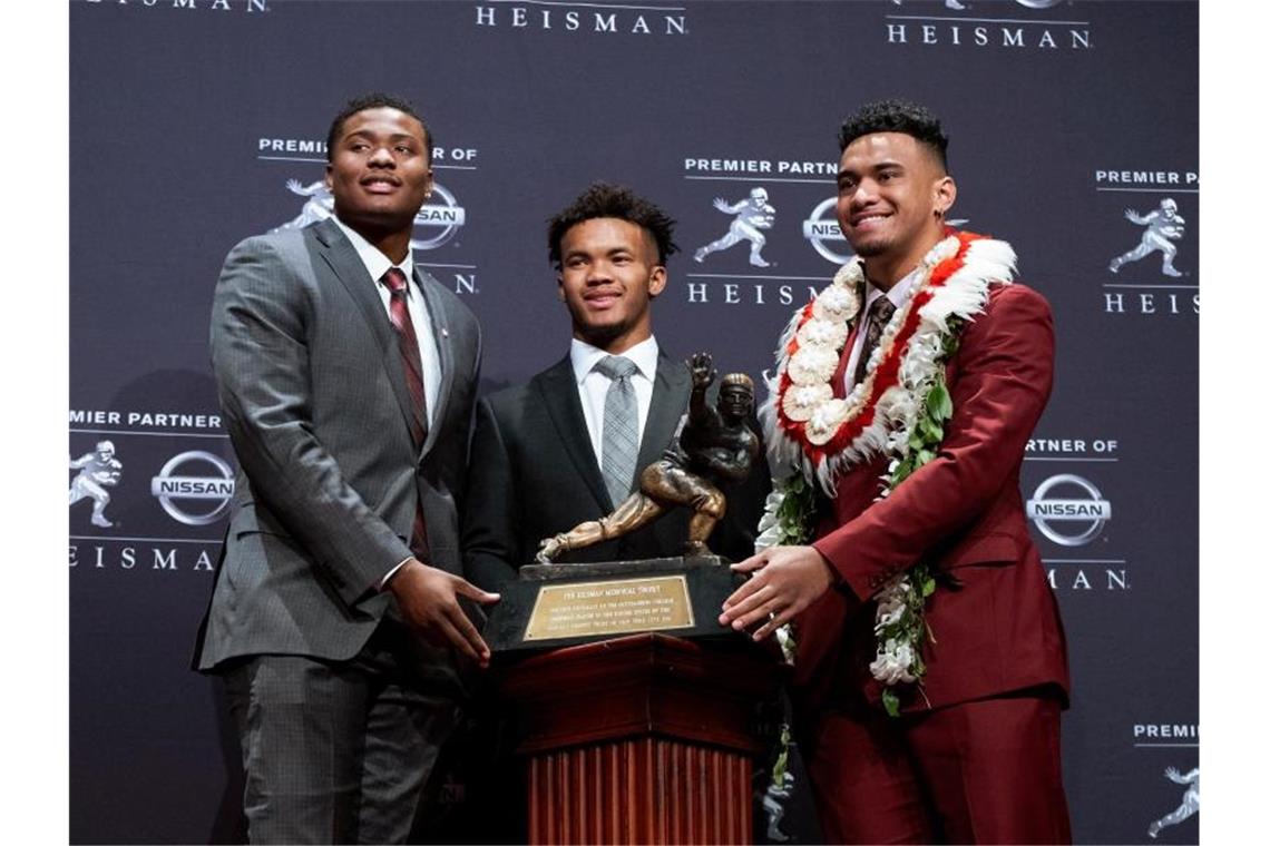 Die damaligen Heisman Trophy Finalisten: Dwayne Haskins (l-r) von Ohio State, Kyler Murray von Oklahoma, und Tua Tagovailoa von Alabama, stehen neben der Trophäe. Für viele Teams in der NFL sind die kommenden drei Tage die wichtigsten des ganzen Jahres. Foto: Craig Ruttle/AP/dpa